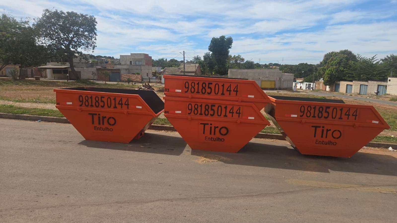 Caçambas laranja da Tiro Entulho estacionadas para locação em Aparecida de Goiânia